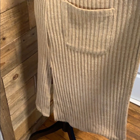 Beautiful cardigan size S,,, come withthe necklace - Picture 3 of 7